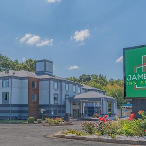 Jamestown Inn & Suites